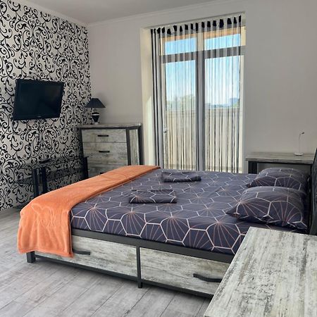 Home In Center With Jacuzzi ايفانو - فرانكيفسك المظهر الخارجي الصورة