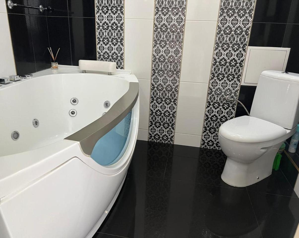 Home In Center With Jacuzzi ايفانو - فرانكيفسك المظهر الخارجي الصورة