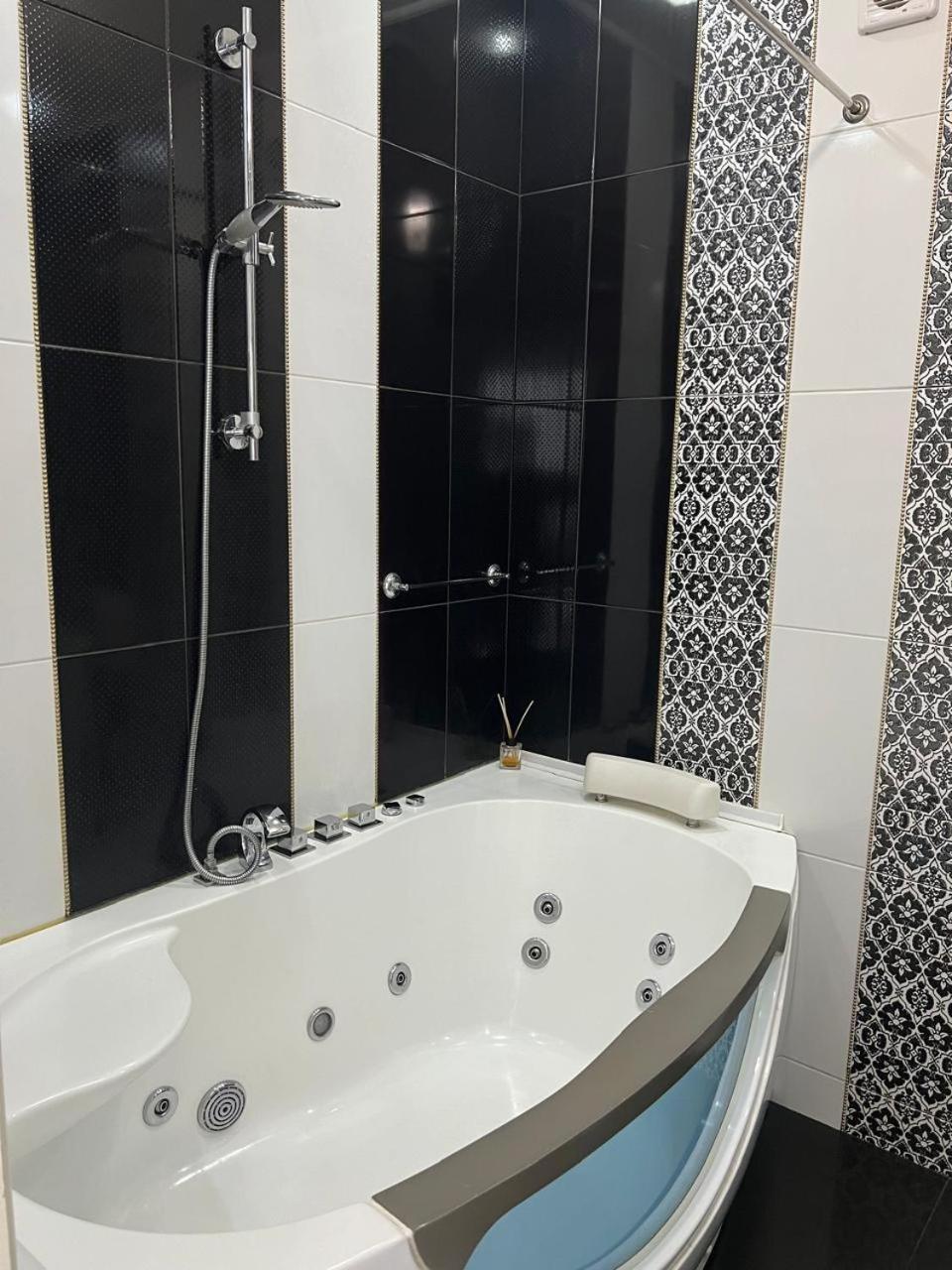 Home In Center With Jacuzzi ايفانو - فرانكيفسك المظهر الخارجي الصورة